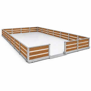 Patinoire synthétique vue de trois quarts, piste blanche entourée de barrières en bois et aluminium